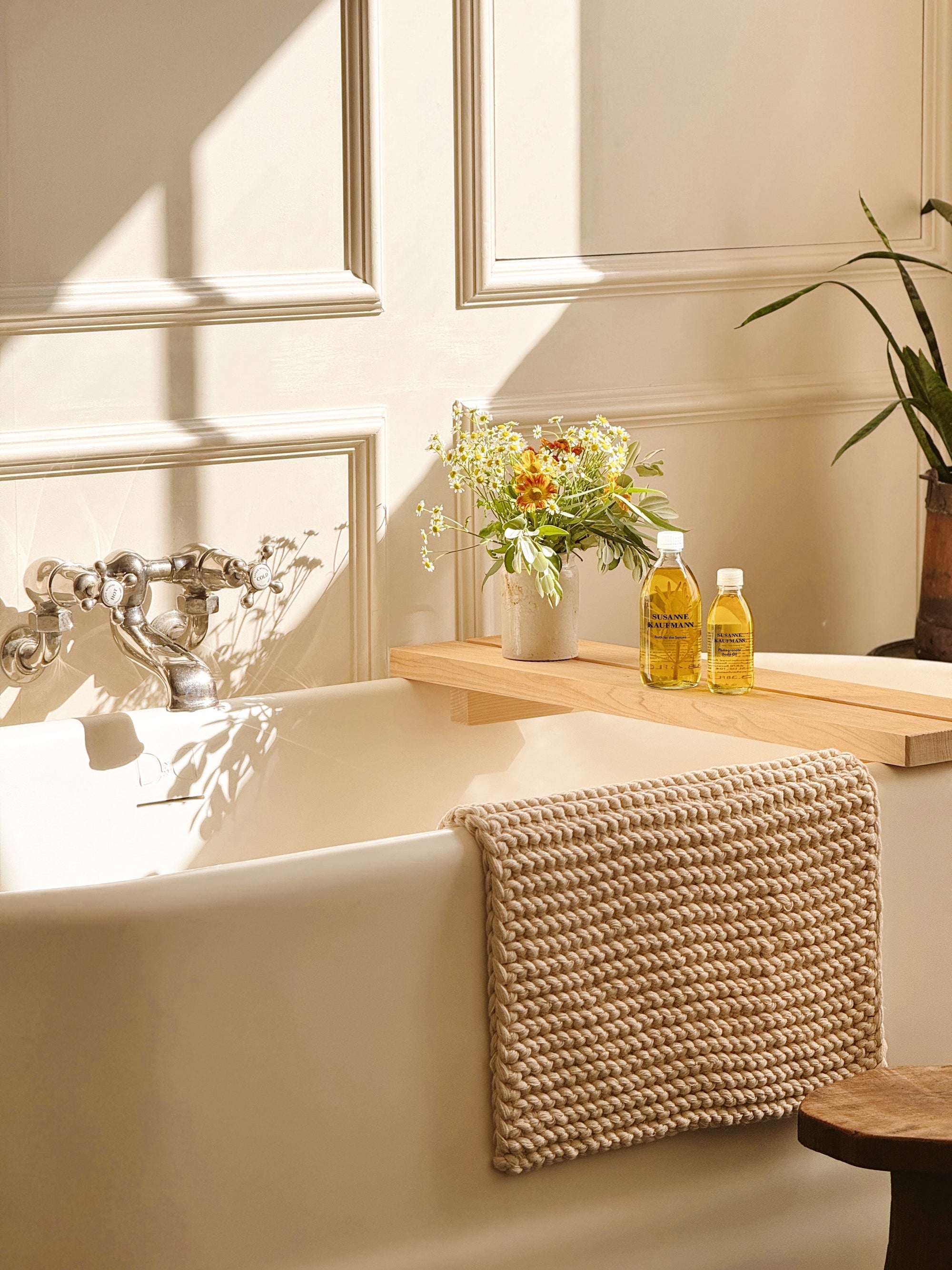 The Complete Guide to Intentional Bathing: Hydrotherapy, Alpine Botanicals, and How to Choose the Right Bath Product - Susanne Kaufmann EN