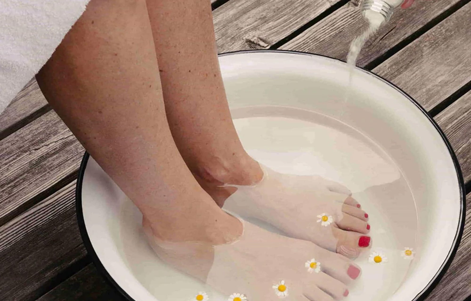 The Benefits of a TCM Foot Bath, According to Experts - Susanne Kaufmann EN